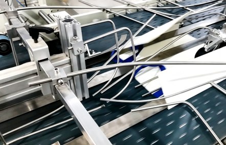 Ribbon threading machine